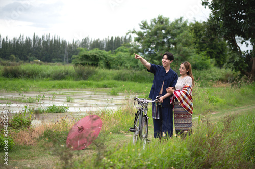 Obraz na plátne Young Thai rural couple in traditional countryside clothing enjoying a romantic
