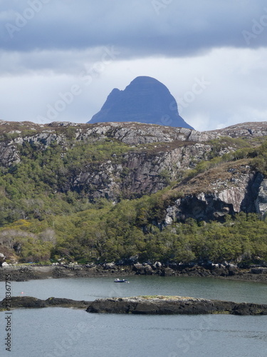 Obraz na plátně The brooding shape of Suilven mountain seen from near Achmelvich Bay, Sutherland