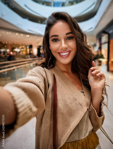 Chica de compras haciendo un selfie