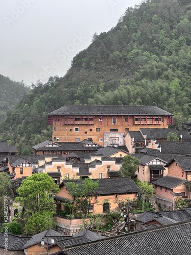 Foto Panoramic view of traditional Chinese earthen buildings and ancient village arch