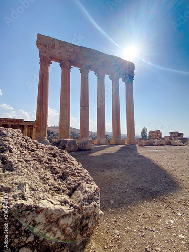 Bild auf Leinwand Temple of Jupiter Baalbek Roman six columns with sunburst flare