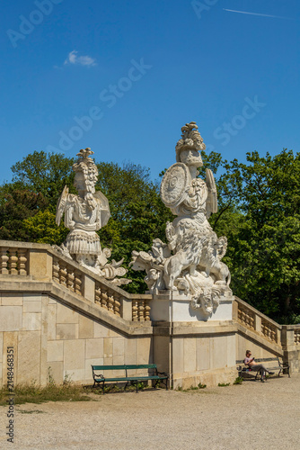 Cuadro en lienzo Baroque-style Gloriette building and its accompanying statues located in the Sch