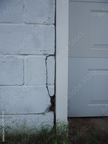 Konstfotografi A crack in a cinderblock wall