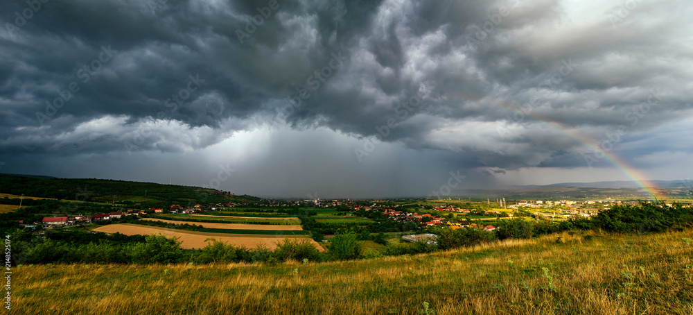 Obraz premium Stormy sky with dramatic clouds from an approaching thunderstorm at sunset