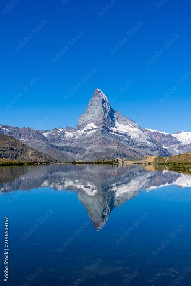 Fototapeta premium Matterhorn spiegelt sich in einem ruhigen Bergsee bei Zermatt