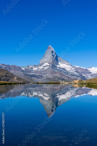 Foto Matterhorn spiegelt sich in einem ruhigen Bergsee bei Zermatt