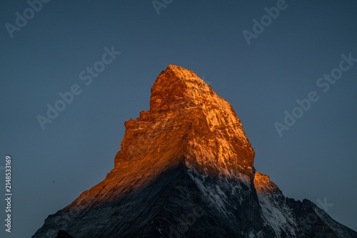 Canvastavla Sonnenaufgang über der markanten Spitze des Matterhorns in den Schweizer Alpen