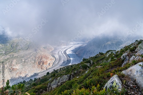 Aletschgletscher in mystischer Nebelstimmung in den Schweizer Alpen