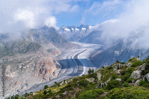 Aletschgletscher in mystischer Nebelstimmung in den Schweizer Alpen