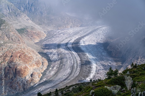 Aletschgletscher in mystischer Nebelstimmung in den Schweizer Alpen