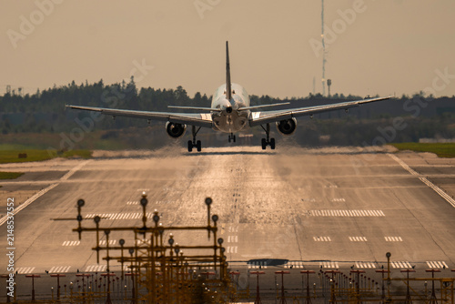 Airplane landing to runway