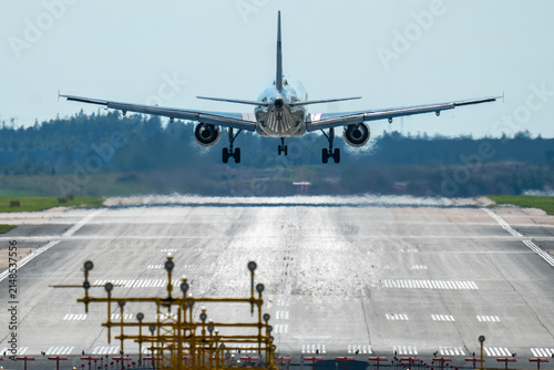 Airplane landing to runway