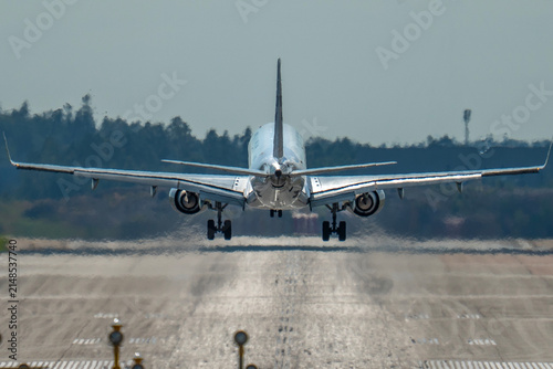 Airplane landing to runway