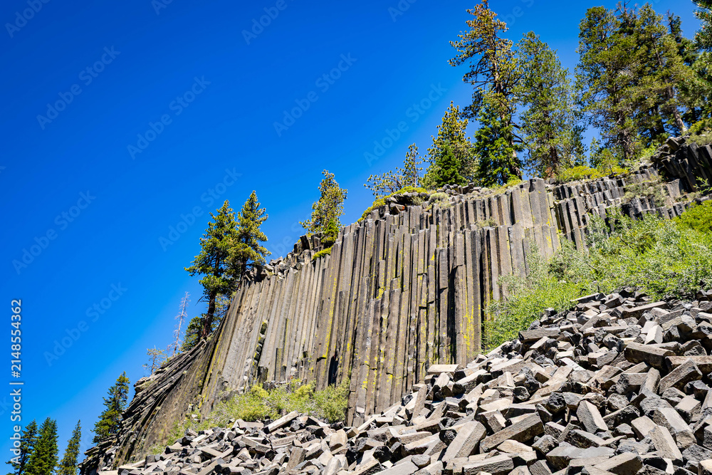 Fototapeta premium Devils Postpile basalt columns curve on sunny day
