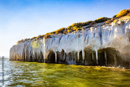 Foto Stone Columns rise unique from Crowley Lake waters