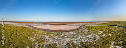 Foto Aerial view captures coastal salt flats and winding river