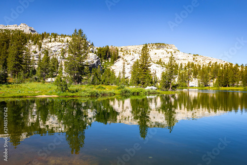 Foto Upper Cathedral Lake vivid panoramic summer view