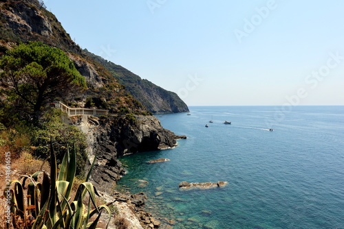 Blick von der Via dell’Amore in Cinque Terre auf das Ligurische Meer