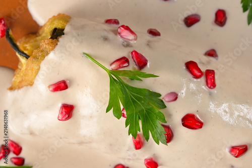 Foto Macro shot of chile en nogada garnished with fresh pomegranate seeds and parsley