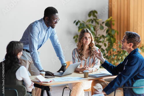 Quadro su tela Diverse business professionals collaborating around a table