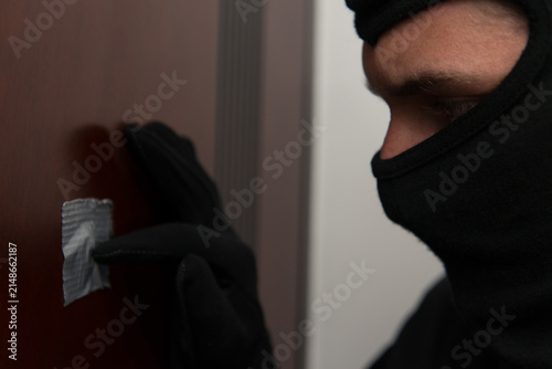 Foto Thief In The Mask Covers Peep Hole