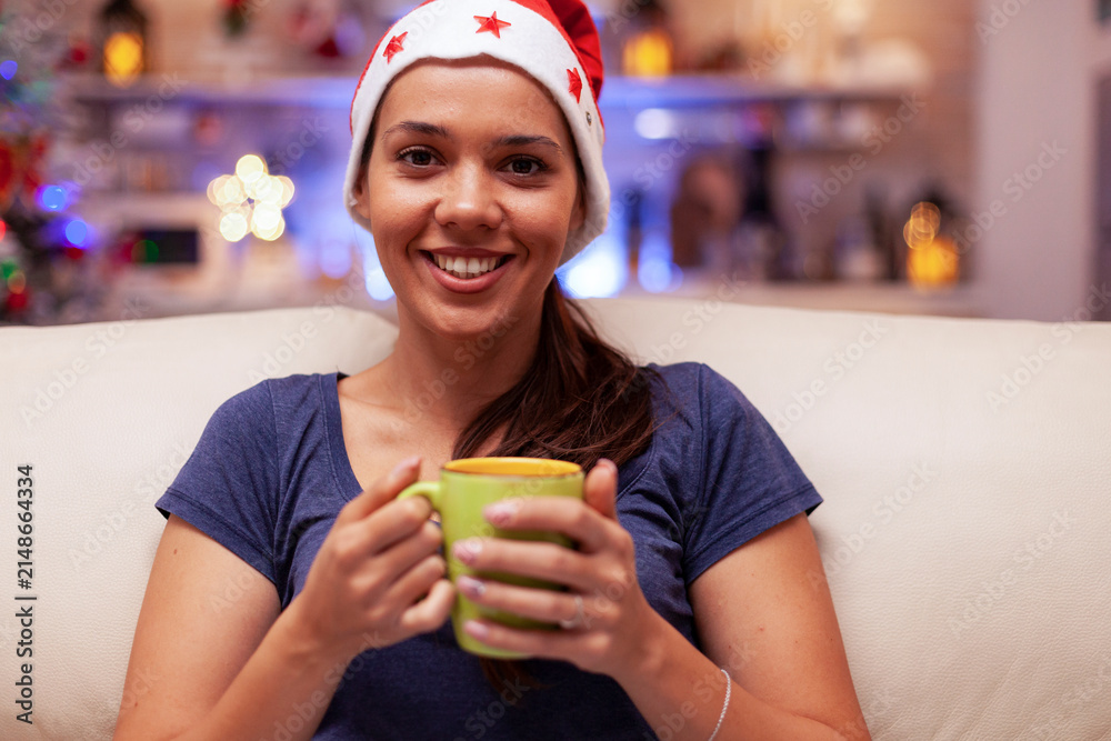 Obraz premium The festive portrait captures a quiet winter moment with a hot drink inside a decorated home interior, inside a cozy seasonal living space during the coffee break.