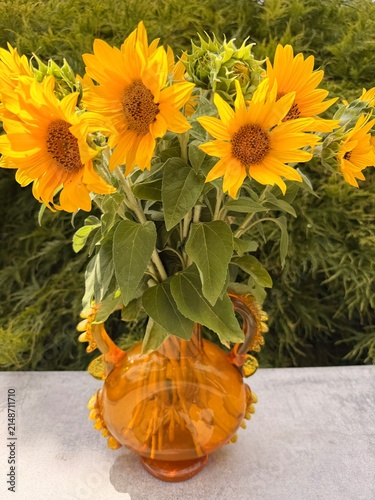 Sonnenblumen in einer gelben Blumenvase.