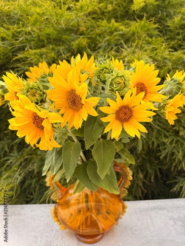 Sonnenblumen in einer gelben Blumenvase.