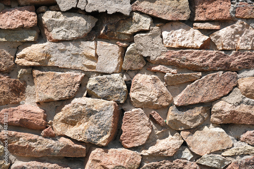 Foto Close-up of a traditional stone wall built from natural rocks without bricks