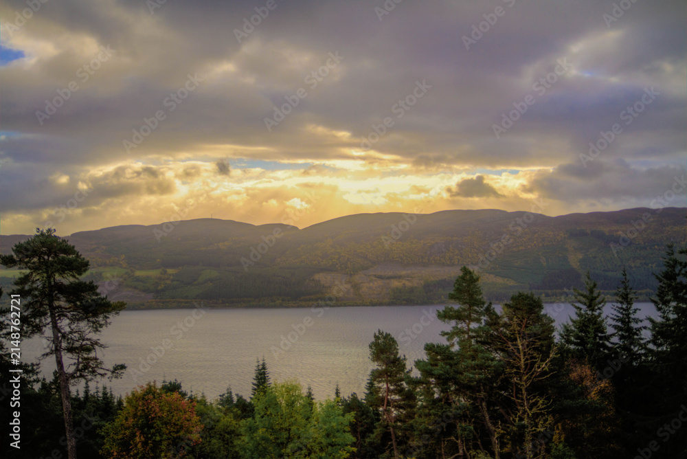Obraz premium sunset over the lake