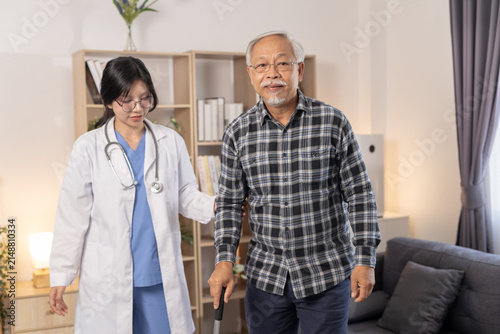 Foto Senior asian man walking slowly with cane feeling hopeful while young female doc