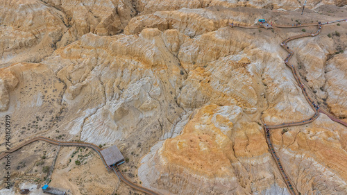 Foto The spectacular multicolored badlands of Anjihai Grand Canyon in Xinjiang, China