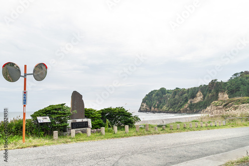 海沿いに佇む「わすれじ平和の碑」と断崖の風景/Peace Monument Standing by the Coast and Cliff Scenery