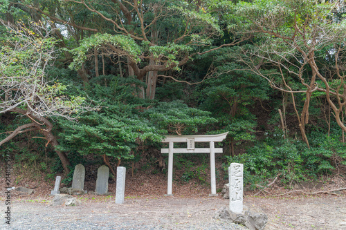 北茨城市大津町に静かにたたずむ足尾神社の鳥居と石碑/Torii Gate and Stone Monuments of Ashio Shrine Stand Quietly in Otsu Town, Kitaibaraki