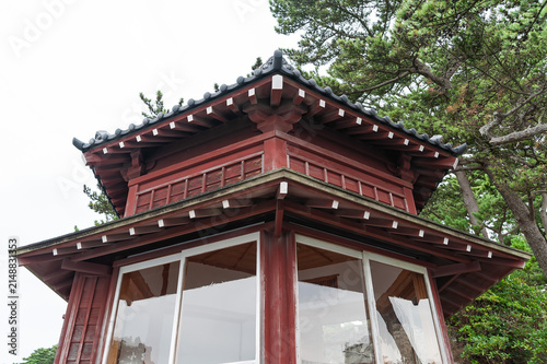 五浦海岸に建つ六角堂の屋根と木々の景観/View of the Roof and Architecture of Rokkakudo at Izura Coast