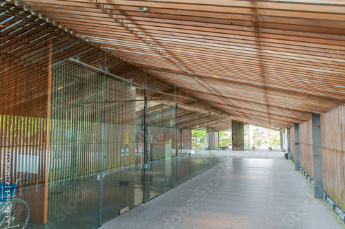 Konstfotografi 那珂川町馬頭広重美術館の半屋外通路と木のルーバー天井/Covered Passageway and Wooden Louver Ceiling at Nakag