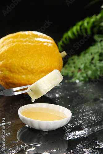 Fotografie Fresh Yunnan Citron Fruit Juice Extraction with Hand Squeezer and Water Droplets