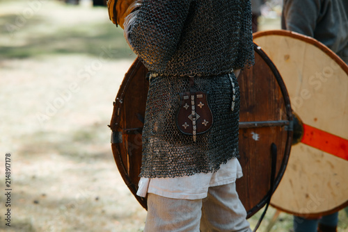Obraz na plátně Two warriors stand side by side in chainmail armor, poised for an upcoming reena