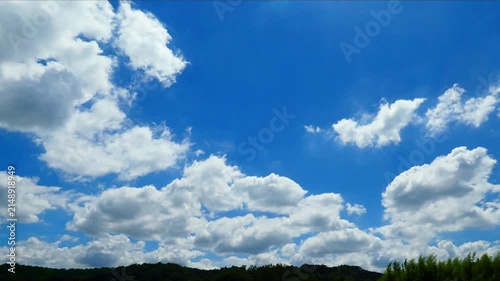 盛夏の青空と白い雲
