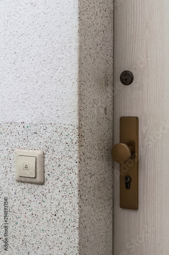 eine geschlossene Wohnungstür im Treppenhaus