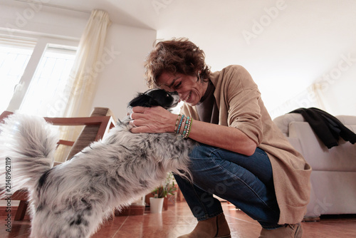 Cuadro en lienzo Woman enjoying affectionate moment with her pet dog