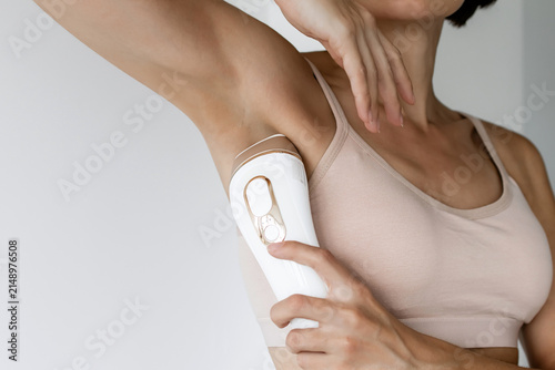 Fotografía Cropped View of Female Using Modern IPL Laser Hair Removal Device for Axillary E