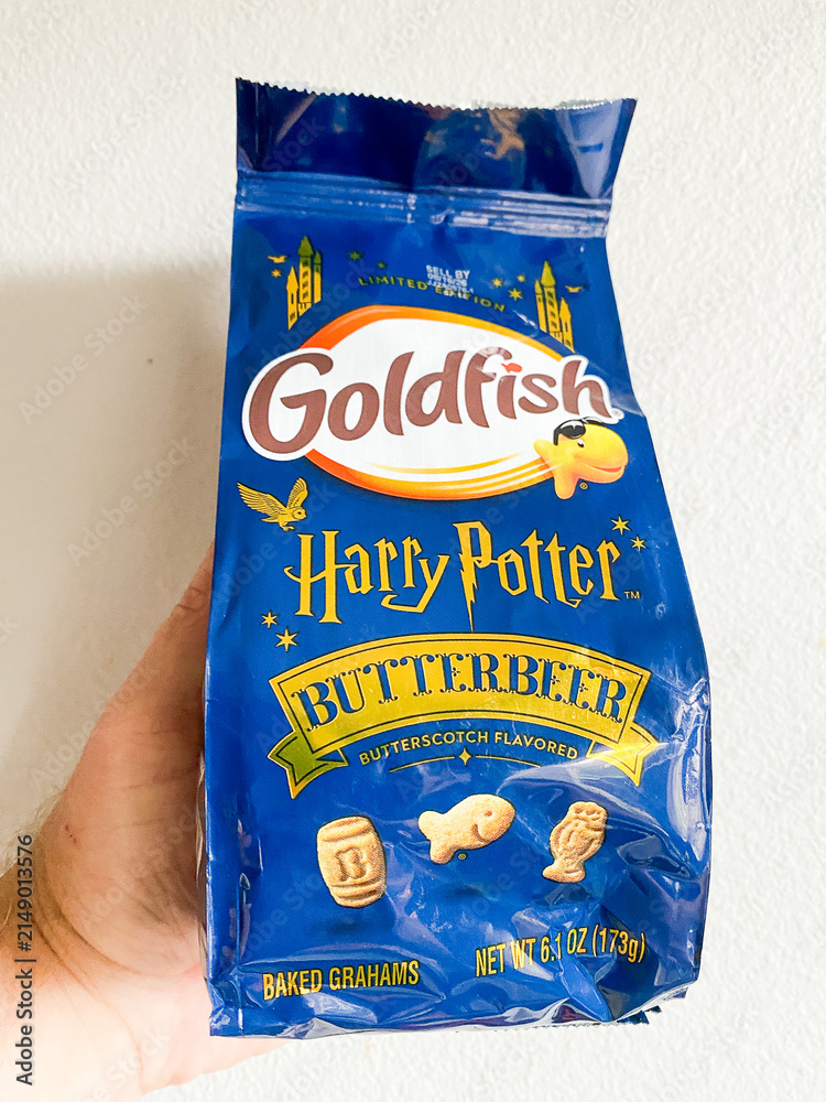Obraz premium Hand holding a bag of Goldfish Harry Potter Butterbeer baked grahams - August 06, 2026 Puyallup WA, USA