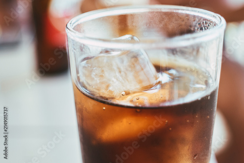 Fotografía Close-up of a glass filled with carbonated dark cola beverage and ice cubes