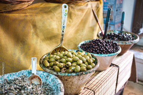 Bild auf Leinwand Olive verdi e nere in ciotole di terracotta tipiche in un mercato di Tropea