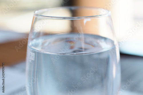 Fotografía Close-up of a clear glass filled with still water on a surface