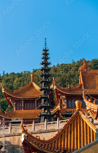 Foto Ancient Chinese Temple Complex ancient temple traditional architecture tiered ro