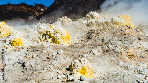 Konstfotografi Yellow sulfur deposits and steaming fumaroles on Mount Io in Hokkaido
