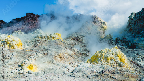 Fotografía Steam rising from sulfur vents on rugged Mount Io in eastern Hokkaido