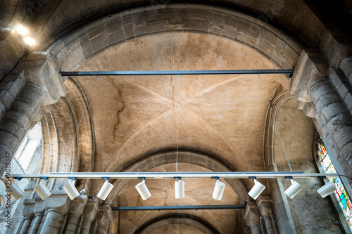Canvastavla Shallow focus of a row of installed spotlights attached to the ceiling columns as seen in a famous British cathedral